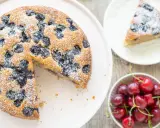 Saftiger Kirschkuchen, bestäubt mit Puderzucker. Ein köstliches kirschkuchen rezept für den Sommer.