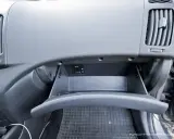 Schowek w Kia Ceed otwarty, gotowy do wymiany filtra kabinowego. Widać przycisk A/C.