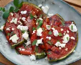 Gegrillte Wassermelone mit Feta und Minze. Ein herzhaftes Sommergericht, das süße und salzige Aromen vereint.