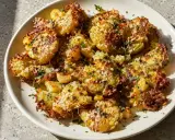 Krispiga, ugnsbakade smashed potatis parmesan med färsk persilja. Enkel och god rätt.
