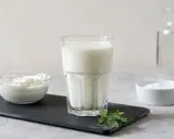 Erfrischender Ayran: Joghurt, Milch, Salz und Minze – so einfach lässt sich Ayran selber machen.