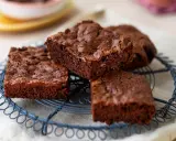 Saftige Bananen Brownies auf einem Drahtgitter, perfekt für eine süße Auszeit.