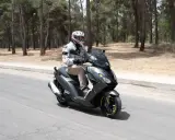 Hombre conduce moto Peugeot, ideal para conducir moto sin carnet A2.