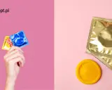 Dłoń trzyma kolorowe prezerwatywy. Obok złote opakowania i żółta prezerwatywa. Pytanie: tadalafil a alkohol?