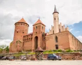 Gietrzwałd-zamek, imponująca budowla z cegły z okrągłą wieżą i strzelistą wieżyczką, zaprasza do zwiedzania.