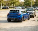 Ein blauer Kleinwagen parkt neben einem älteren grauen Auto. Zukünftig könnten solche Modelle, welche autos steigen im wert, zu begehrten Sammlerstücken werden.