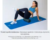 Kobieta na macie pokazuje, jak masować mięsień gruszkowaty za pomocą rollera.