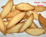 Une pile de biscuits dorés, croquants et fondants, comme des petites pâtes de loup gourmandes.