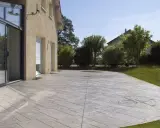 Terraza de hormigón impreso con diseño de brújula, mostrando cómo se hace el hormigón impreso para un acabado elegante y duradero.