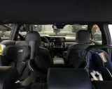 Wnętrze samochodu z dwoma fotelikami dziecięcymi. Z tyłu widać 3 isofix, gotowe na podróż z najmłodszymi.