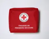 Trousse de secours professionnelle rouge de la Croix-Rouge Française, prête pour toute urgence.