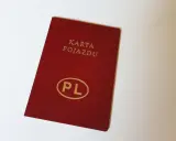 Czerwona karta pojazdu z napisem "PL" w owalu. Czy karta pojazdu jest potrzebna do rejestracji?