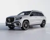 Srebrny Mercedes-Benz GLS, jeden z luksusowych mercedes suv modele, prezentuje się elegancko na białym tle.