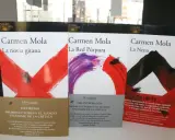 Libri di Carmen Mola: "La novia gitana", "La Red Púrpura" e "La Nena". Copertine con disegni astratti e mosche.