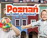 Poznań: kolorowe ręce dziecka i uśmiechnięty chłopiec na tle kamienic. Idealne atrakcje dla dzieci w Poznaniu!