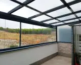 Vidrios de seguridad transparentes en un cerramiento, que permiten disfrutar del paisaje.