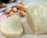 Domowy masa marcepanowa przepis. Składniki: migdały, cukier puder, białko. Idealna do dekoracji ciast i deserów.