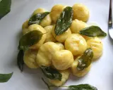 Pyszne, domowe gnocchi z szałwią. Idealne, gdy zastanawiasz się, jak zrobić gnocchi.