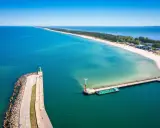 Władysławowo atrakcje: malownicza plaża, port z latarnią morską i statkami, idealne miejsce na wakacje nad Bałtykiem.
