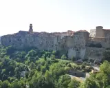 Pitigliano, la "Piccola Gerusalemme", domina la valle. Un gioiello per i tuoi itinerari Maremma, arroccato su tufo.