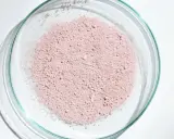 Polvere rosa in una capsula di Petri, un ingrediente che, come la niacinamide, è fotosensibilizzante.