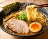 Parujące, aromatyczne **co to jest ramen** z makaronem, plastrem wieprzowiny, jajkiem i nori.