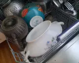 W zmywarce: metalowy dzbanek, ozdobna miska Pip Studio i porcelanowy nocnik. Pamiętaj, czego nie można myć w zmywarce, by uniknąć uszkodzeń.