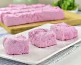 Różowe pianki marshmallow, idealne do domowego przepisu. Puszyste i słodkie, gotowe do jedzenia.
