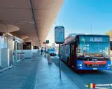 Autobus Alibus na lotnisku, gotowy do podróży z lotniska do centrum.