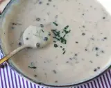 Krämig pepparsås med hela pepparkorn och gräslök. Ett enkelt pepparsås recept som passar till det mesta.