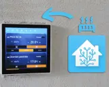Écran tactile de domotique affichant la température de deux pièces. Apprenez comment programmer un programmateur pour optimiser votre confort.