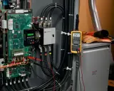 Multímetro mide voltaje en panel eléctrico. ¿Qué pasa si pongo un fusible de mayor amperaje? Podría dañar el equipo.