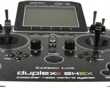 Jeti DS-16 Fernsteuerung mit Carbon-Line-Design. Präzise Joysticks und Tasten für das Modellbau-Hobby.