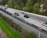 Un puente móvil transporta varios coches por una autopista.