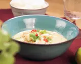 En härlig asiatisk fiskgryta med räkor, chili och koriander i en krämig sås, serverad med ris.