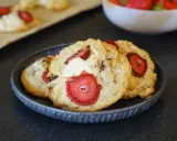 Trois cookies gourmands aux fraises et éclats de chocolat blanc, parfaits pour une pause sucrée.