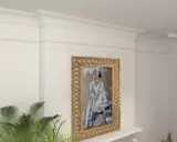 Eleganckie wnętrze z obrazem w złotej ramie i stylowym **klejeniem sztukaterii** na ścianie.