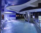 Basen w SPA z wodospadami i nowoczesnym oświetleniem.