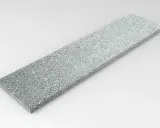 Błyszczący bianco perla granit w formie płyty, idealny na elegancki blat lub parapet.