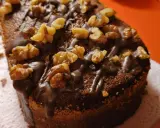 Ein Stück vom besten Walnusskuchen, übergossen mit Schokolade und garniert mit knackigen Walnüssen. Ein Genuss für jeden Kuchenliebhaber!