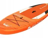 Pomarańczowa deska SUP Aqua Marina Fusion 10'10 z czarnymi linkami bungee i białymi wstawkami. Idealna na wodne przygody.