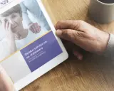 Opieka nad chorym na alzheimera, gdy przestaje chodzić, wymaga wsparcia. Poradnik dla opiekuna na tablecie.