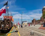 Piraten-Schiff "Santa Maria" in Kolberg, mit Leuchtturm und Hafenpromenade. Entdecken Sie hier Geheimtipps Kolberg!