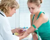 Pielęgniarka pobiera krew do badań. To część diagnostyki, która pomaga odpowiedzieć na pytanie: jonogram co to jest i jakie są jego wyniki.