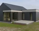 Nowoczesna dobudówka do starego domu, z dużymi przeszkleniami i grafitową elewacją. Projekty takich rozbudów to świetny pomysł na powiększenie przestrzeni.