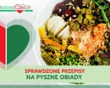 Kolorowy makaron, kurczak, jajko i warzywa w misce. Sprawdzone przepisy na pyszne obiady, idealne dla diety papkowatej.