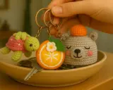 Llaveros a crochet para hombres: una tortuga fresa, una rodaja de naranja y un osito con gorro.