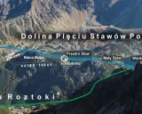 Widok na Dolinę Pięciu Stawów Polskich z zaznaczonymi szlakami. Widać Przedni, Mały i Wielki Staw.