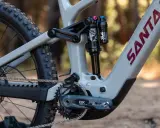 Szara rama roweru Santa Cruz z amortyzatorem Fox Float i napędem Sram NX Eagle.