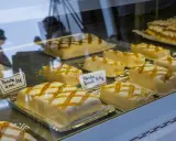 Ponche segoviano, un postre típico de Segovia, cubierto de mazapán y decorado con un glaseado de huevo y azúcar.